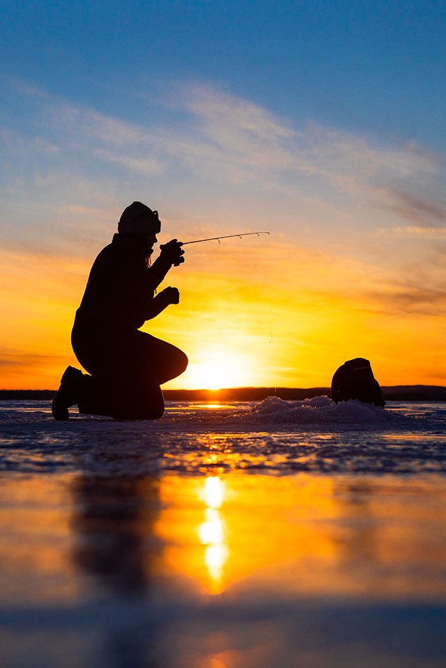 Page couverture du Résumé des règlements de la pêche récréative de 2025.