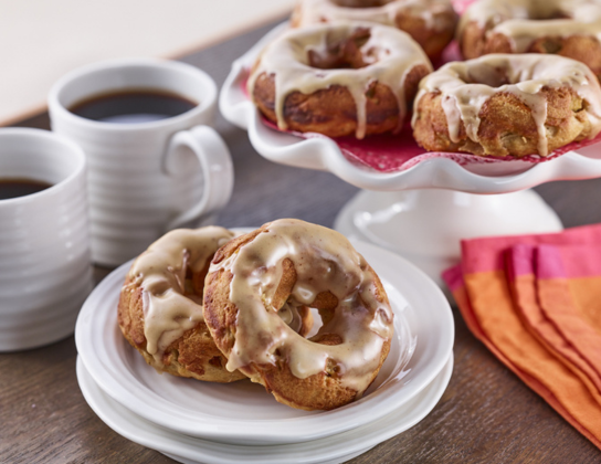 Beignets à la carotte et à la pomme cuits au four et glacés à l’érable