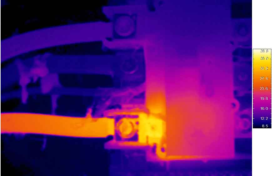 Photo d’un raccord électrique prise avec une caméra à infrarouges. La partie la plus chaude du reste du circuit électrique est de couleur orange. La partie plus fraiche est bleue.