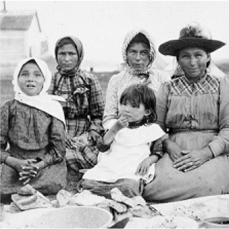 Femmes et enfants lors d’une fête au Fort Metagami lors de la cérémonie de paiement du Traité 9 en 1905. (Archives de l’Ontario, I0010709)