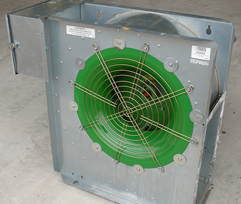 Photographie d’un ventilateur centrifuge à haute vitesse sur un plancher de béton. L’entrée d’air circulaire sur le côté du boîtier du ventilateur est pourvue d’une grille pour protéger les mains et empêcher les rongeurs d’y pénétrer. Ce type de ventilateur fonctionne à 3 500 T/M.