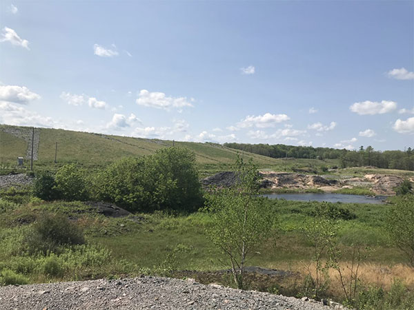 La partie au nord de la zone industrielle et du terrain minier, vue depuis la rive est de la rivière Moira, où les déchets historiques sont confinés de façon sécuritaire