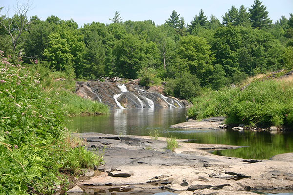 La chute Deloro de la rivière Moira, située sur les lieux du projet de dépollution du terrain Deloro