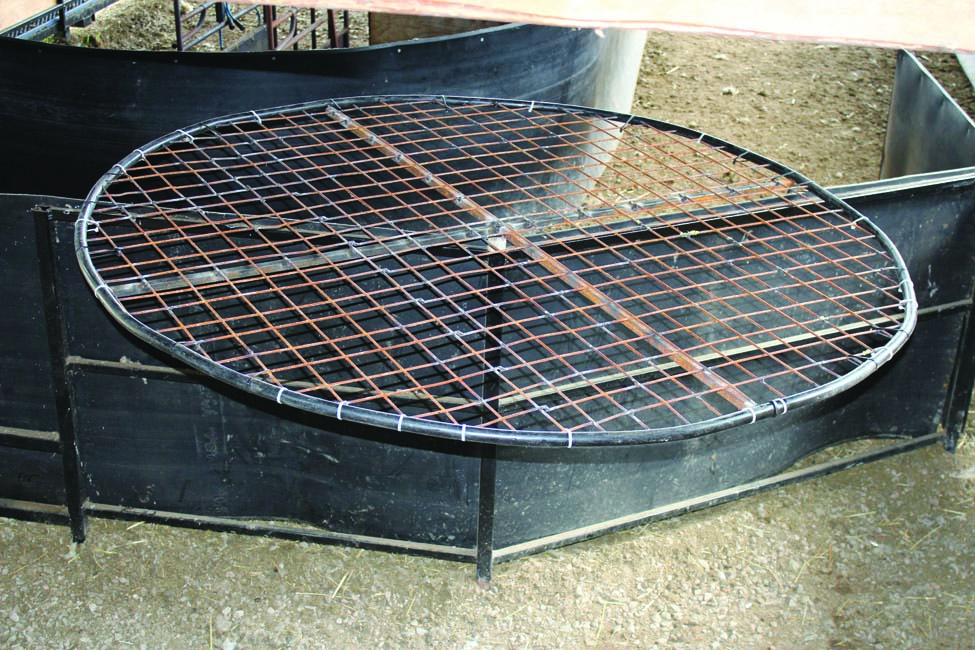 Photo of a round metal wool skirting table. The top of the skirting table is made of mesh.