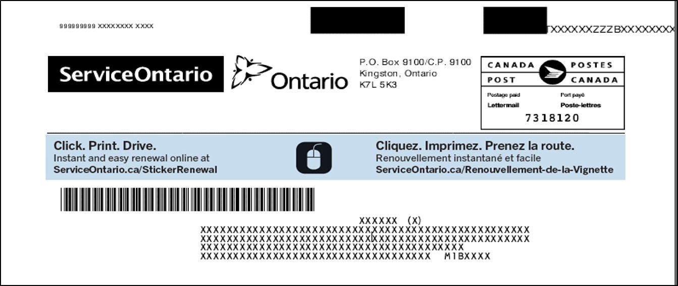 Image montrant l'extérieur de l'enveloppe scellée contenant le formulaire de renouvellement de la vignette d'immatriculation. Le texte et les graphiques sont imprimés en noir et blanc, sauf pour une mince ligne de fond bleue mettant en relief trois lignes de texte au centre de l’enveloppe. De gauche à droite, le tiers supérieur de l'extérieur de l'enveloppe comporte le logo du gouvernement de l'Ontario du gouvernement, le logo de ServiceOntario, une adresse de retour et une étiquette Postes Canada affranchi
