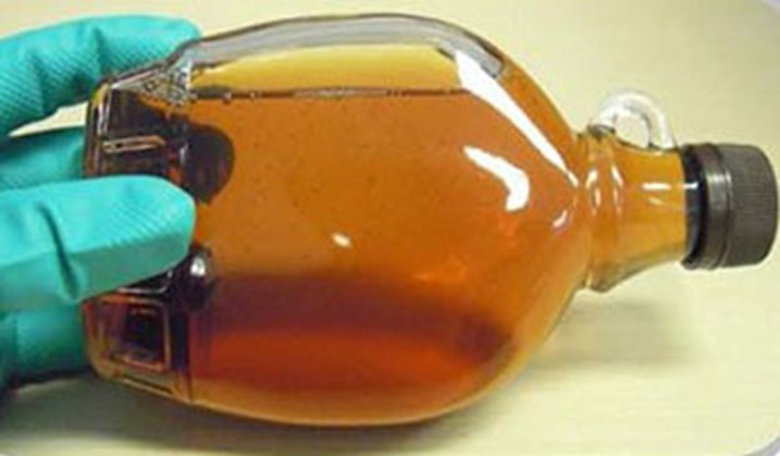 Image of a maple syrup container that has been hot-packed, sealed and then inverted ninety degrees to kill mould spores in the cap. 