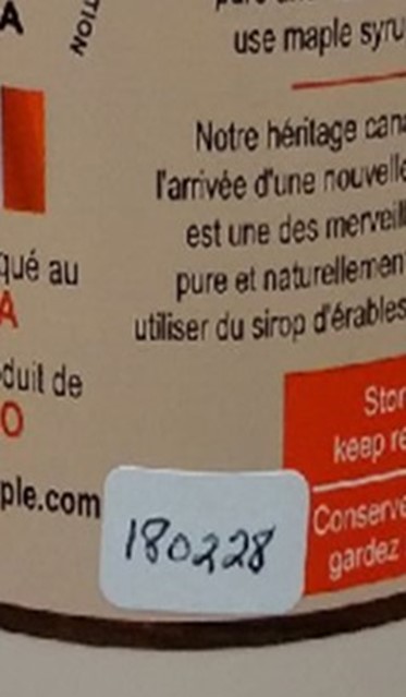 Exemple de code de lot de production daté sur un contenant de sirop d’érable.