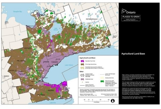 La carte illustre le territoire agricole de la région élargie du Golden Horseshoe. Les zones de cultures spéciales, les zones agricoles à fort rendement, les zones candidates, la limite de la région élargie du Golden Horseshoe, les zones de peuplement, les hameaux, les limites municipales, les zones d'emploi et les zones naturelles sont incluses dans la carte.