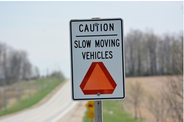 Le but de cette signalisation est d'informer le public de la présence d'un véhicule lent à l'avant, et non de les utiliser sur des barrières ou à l'entrée d'un chemin privé.