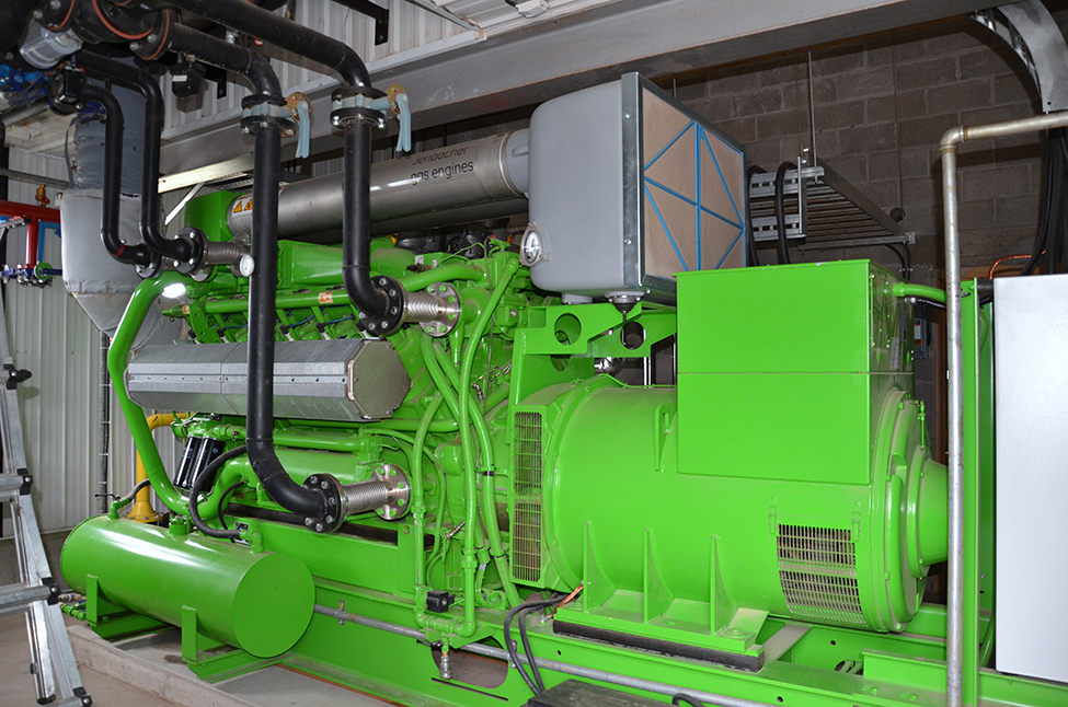 Photo d’un gros moteur et générateur pour la production d’électricité avec du biogaz.