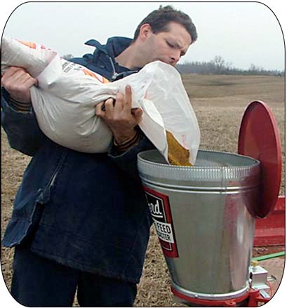 Il est recommandé d’;enherber la voie d’;eau par un semis en pleine surface réalisé à l’;aide d’;un semoir manuel ou d’;un semoir monté sur un véhicule tout-terrain.