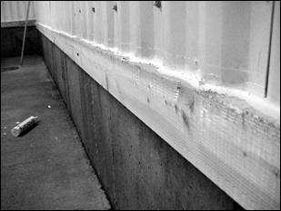 Photo d'un joint calfeutré entre le revêtement extérieur et la lisse basse, destiné à prévenir les dommages attribuables à l'humidité. (Source: Agviro, Inc.)