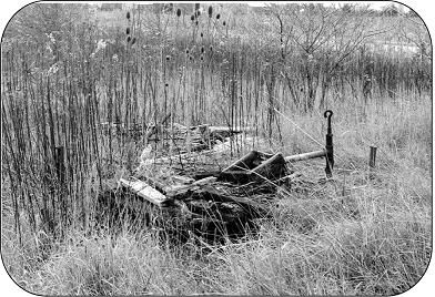 Ancien site d’;un puits de pétrole caractérisé par l’;absence de végétation.