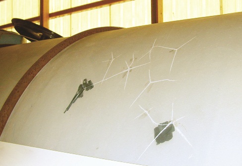 Photo d’un réservoir de stockage présentant des craquelures et des fissures d’après un test effectué au moyen d’un marqueur à encre hydrosoluble.