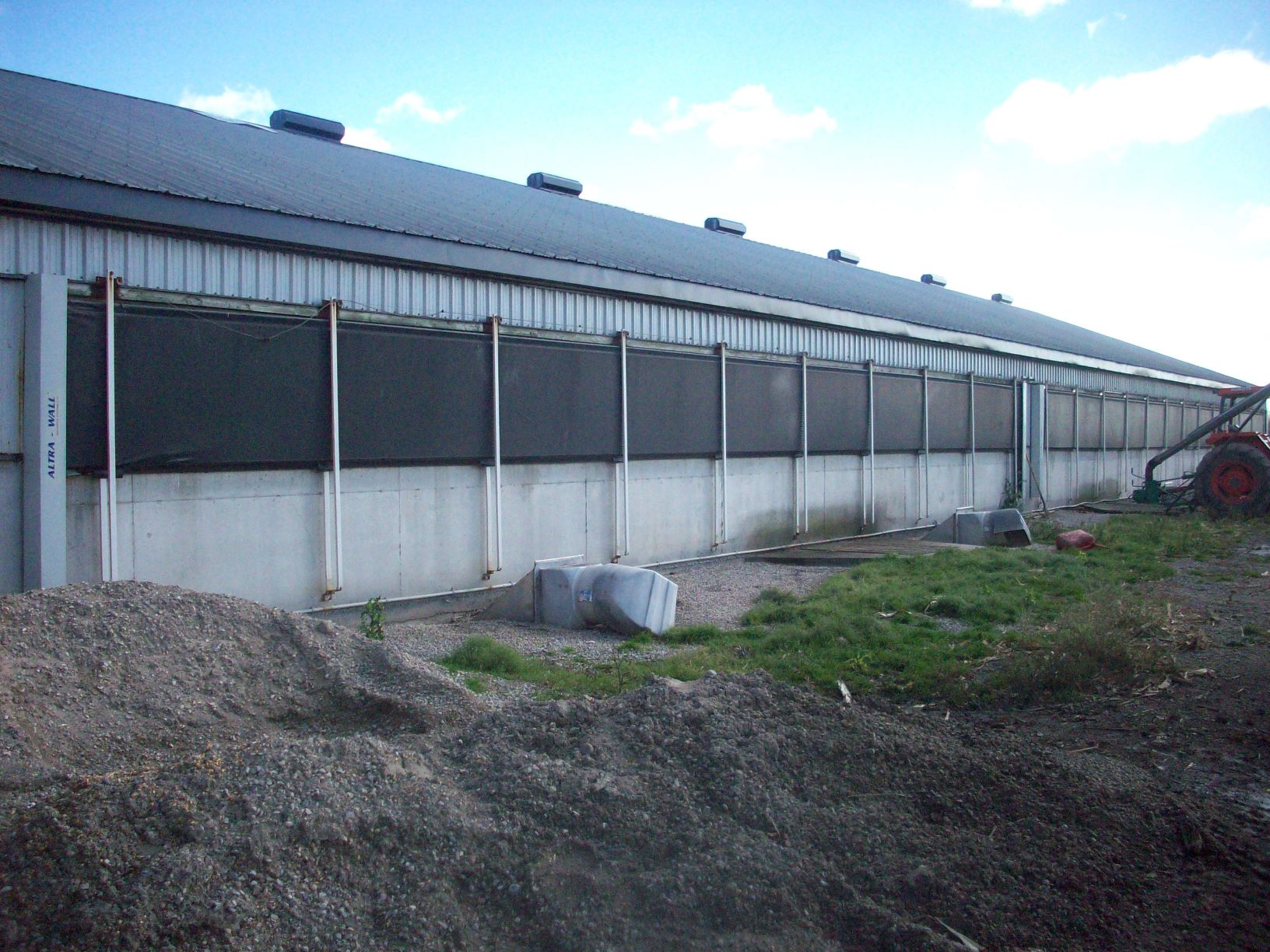 single-storey, post framed swine barn