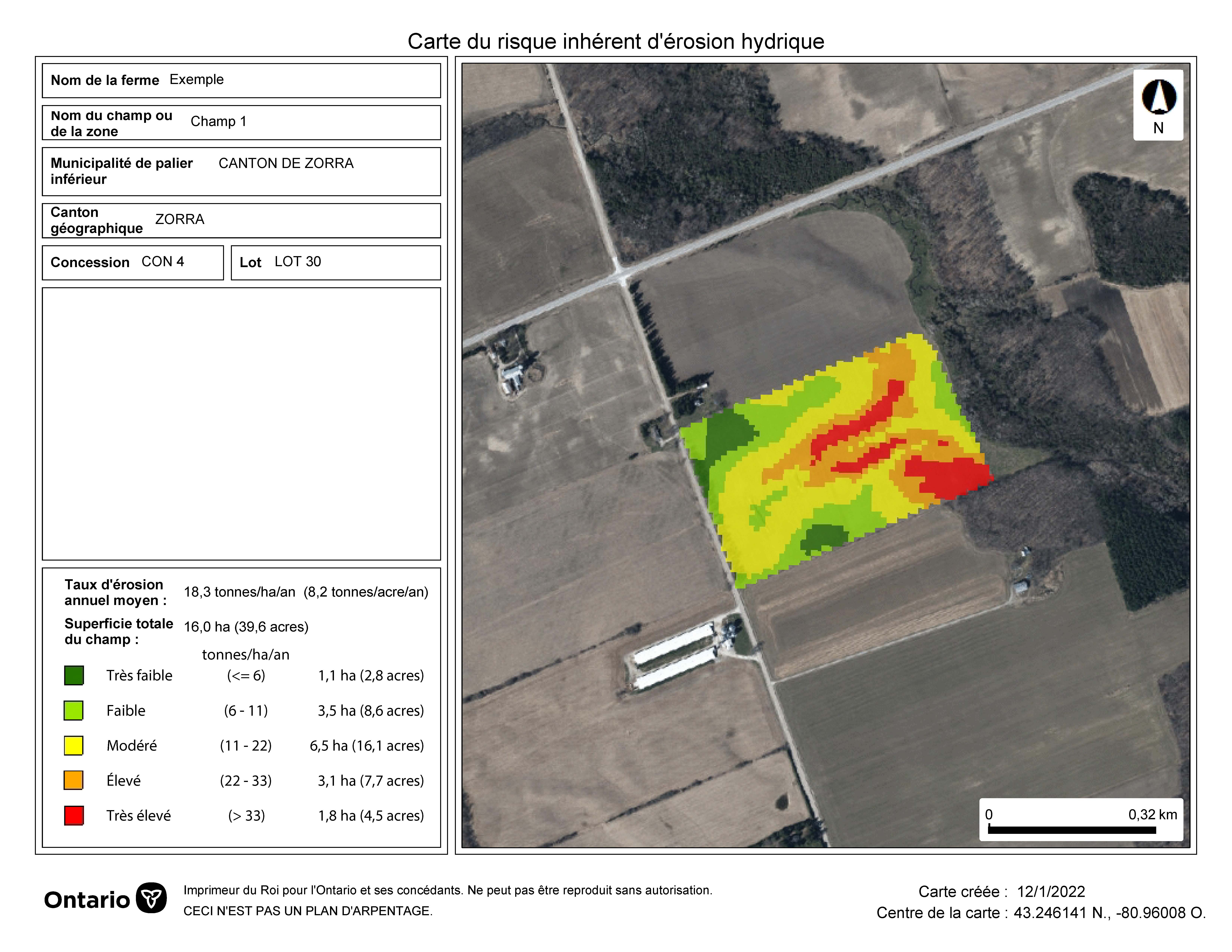 Photo aérienne d’une terre agricole avec un champ surligné avec des couleurs fluorescentes qui représentent différents niveaux de risque d’érosion hydrique. À gauche de la photo se trouve un tableau avec une légende qui définit les risques d’érosion hydrique associés à chaque couleur.