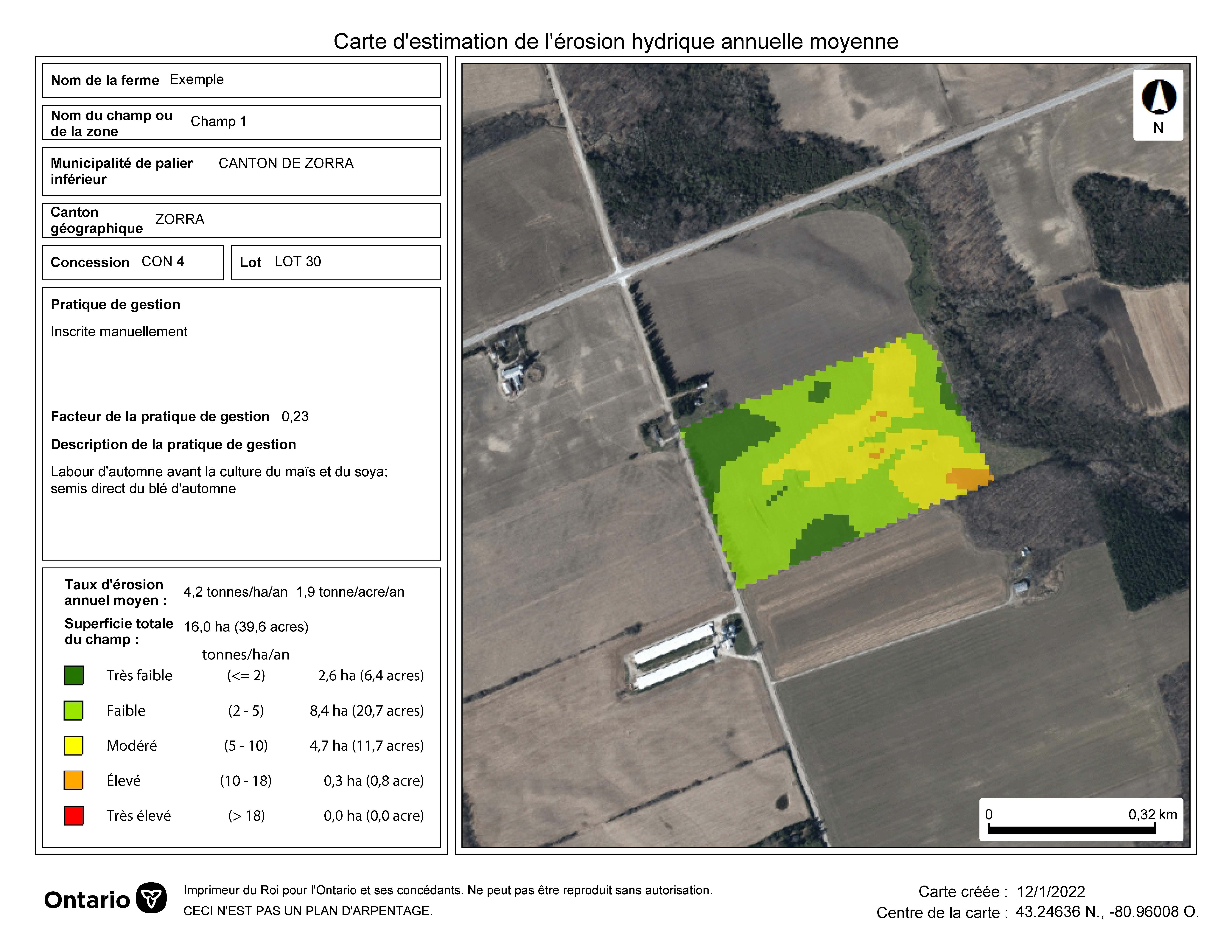 Photo aérienne d’une terre agricole avec un champ surligné avec des couleurs fluorescentes qui représentent les taux d’érosion liés aux pratiques de gestion actuelles. À gauche de la photo se trouve un tableau avec une légende qui définit les taux d’érosion hydrique associés à chaque couleur.