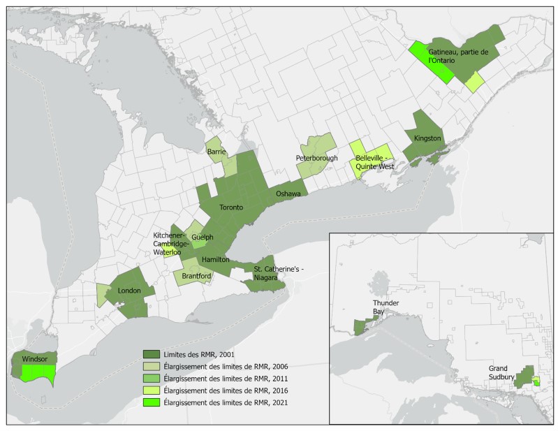 Cette carte de l’Ontario montre l’expansion des limites des RMR par année de recensement, en commençant par les limites du recensement de 2001 et en terminant par les limites du recensement de 2021. Outre l’élargissement des limites de certaines RMR par l’incorporation de certaines SDR rurales en RMR, plusieurs RMR ont été créées.