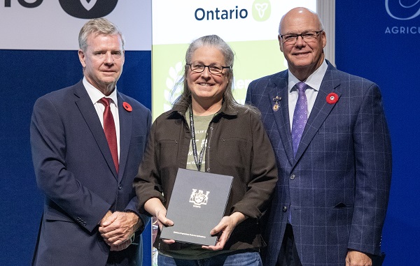 Minister Rob Flack and PA John Jordan awarding Andrea Smith, Split Rail Brewing Co. with the Women’s Excellence category Honourable Mention certificate.