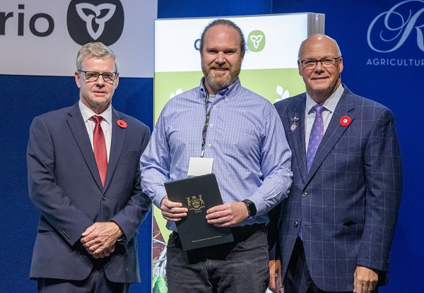 Minister Rob Flack and PA John Jordan awarding Dr. David Liscombe with the Research and Innovation Excellence category Honourable Mention certificate.