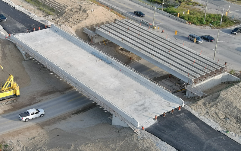 Vue aérienne d’un pont de l’autoroute 3 en construction.