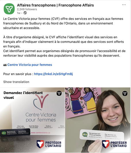 Capture d’écran d’une publication sur les réseaux sociaux du ministère des Affaires francophones présentant une campagne sur les services en français au Centre Victoria pour femmes. La publication comprend du texte et deux photos. La première met en valeur l’identifiant visuel affichant un message bilingue indiquant que les services sont offerts en français : « Nos services sont offerts en français. Au plaisir de vous servir ! / Our services are offered in French. We are happy to serve you! », accompagné d’une icône en forme de bulle de dialogue verte portant l’inscription « FR », devant le logo du Centre Victoria. La deuxième photo montre une femme tenant l’identifiant visuel.