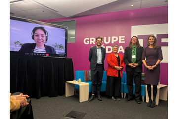 De gauche à droite : les panélistes Xavier Brassard-Bédard, PDG de TFO, Marie-Christine Morin, directrice générale de la Fédération culturelle canadienne-française, Marcel Morin, directeur général de la Maison de la francophonie d’Ottawa, et l'Honorable Caroline Mulroney, ministre des Affaires francophones se tiennent à côté d'un grand écran sur lequel apparaît Catalina Briceno, professeure à l’École des médias de l’UQAM, lors d'un symposium provincial.