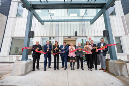 La coupe du ruban lors de la cérémonie d'inauguration de l'établissement de soins de longue durée le Foyer Richelieu à Welland avec, de gauche à droite : l'Évêque Gerard Bergie, le directeur général du Foyer Richelieu Sean Keays, la ministre des Affaires francophones Caroline Mulroney, le donateur principal Mark Basiano, la présidente du conseil d'administration Muriel Thibault-Gauthier, le maire de Welland Frank Campion, la ministre des Soins de longue durée Natalia Kusendova-Bashta, le vice-président du conseil Vance Badawey et le président du Club Richelieu Welland Jason Bernard