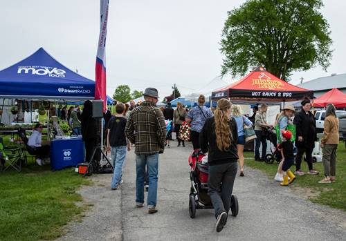 Photo of people shopping at the Metcalfe Farmers’ Market.