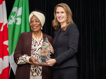 L’Honorable Caroline Mulroney, ministre des Affaires francophones, remet le Prix de la ministre des Affaires francophones à Fété Ngira‑Batware Kimpiobi, directrice générale de Solidarité des femmes immigrantes francophones du Niagara.
